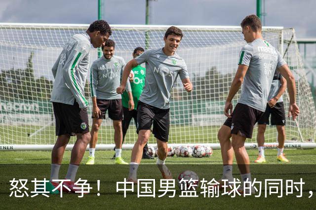 怒其不争！中国男篮输球的同时，日本替补席做出哭鼻子的嘲讽动作